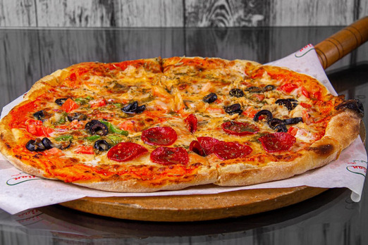 Frisch gebackene Pizza mit knusprigem Rand, geschmolzenem Käse und herzhaften Zutaten auf Holzbrett